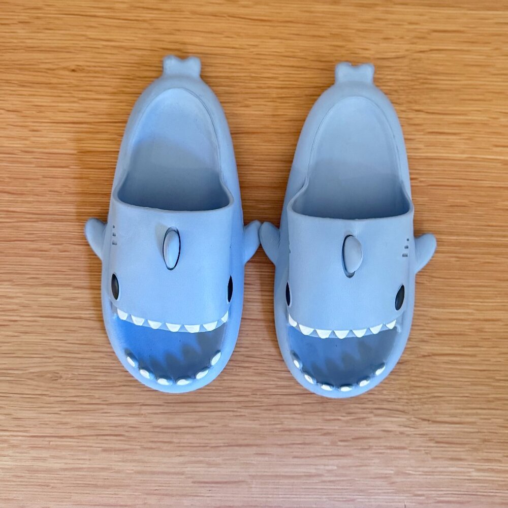 UNISEX SHARK SLIDES 38/39 BLUE FOAM PLUSH COMFY POOL SLIDES ADULT KID JAWS FUN
